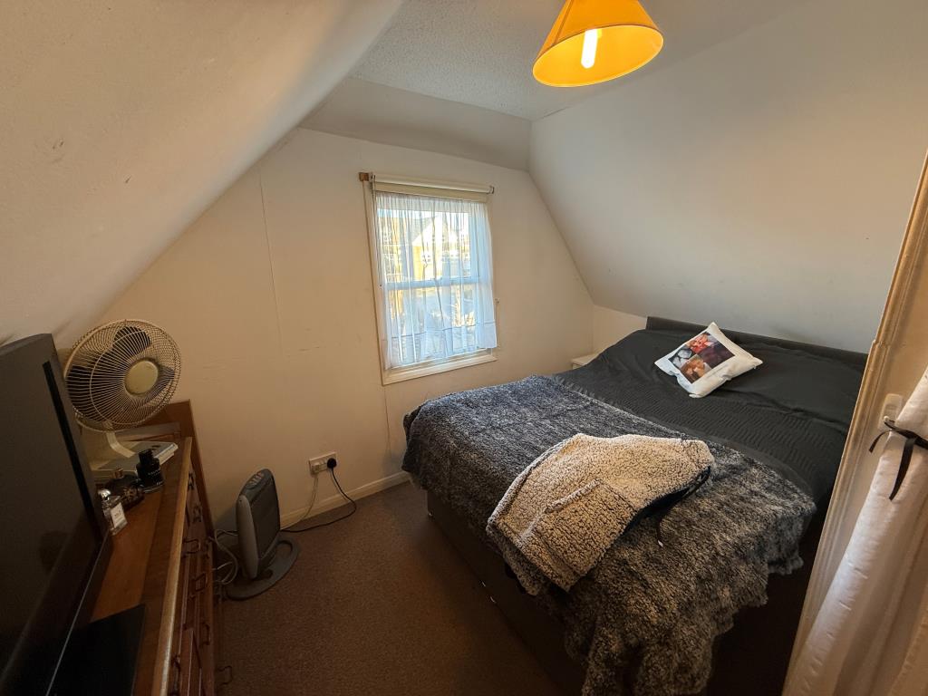 Lot: 140 - FLAT FOR INVESTMENT - Bedroom
